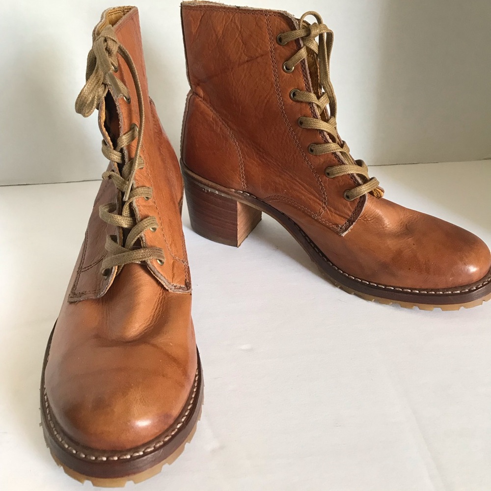 Frye Sabrina 6 eyes - 2.5 inch heel.